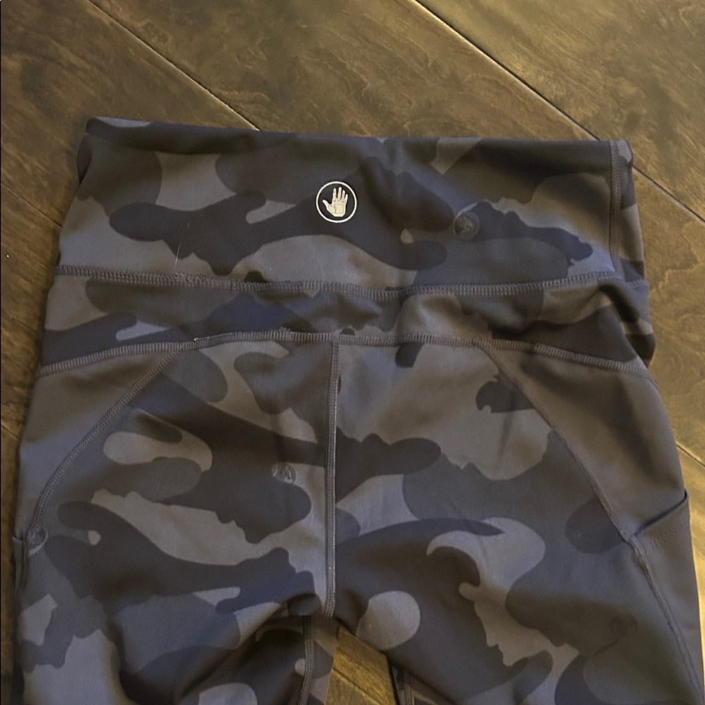 Body Glove (L) Cargo Camouflage Leggings - Picture 5 of 6